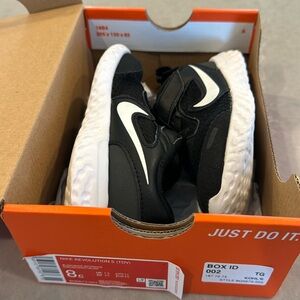 Nike Revolution 5 (TDV) toddler boys size 8c black & white shoes sneakers